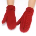 Dettaglio di morbide manopole invernali rosse, fodera in pile calda per donna. - Taglia unica / Borgogna