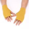 Nahaufnahme gelbe gerippte Strick-Fingerlose Handschuhe, weiche Textur und gemütliche Stulpen. - 16CM Lang / Kurkuma
