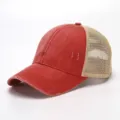 Rode vintage trucker pet met beige mesh achterkant, versleten look en gebogen klep. - Verstelbaar / Rood
