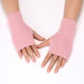 Detailaufnahme von weichen rosa Strick-Fingerlosen Handschuhen mit feiner Rippstruktur. - 16CM Lang / Rosa