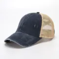Detail van versleten mesh trucker honkbalpet, vintage wassing, gebogen rand, ademend. - Verstelbaar / Marineblauw
