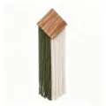 Detalle de tapiz de pared de algodón tejido a mano con acento de madera y borlas bicolor. - Verde Polvoriento y Beige