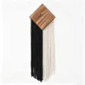 Colgante de pared macramé hecho a mano con bloque madera diamante y cordones algodón blanco negro. - Negro + Beige