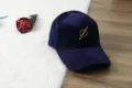 Dettaglio cappello da baseball in velluto a coste blu scuro con decorazione ad anello - Regolabile / Blu