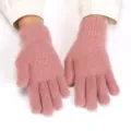 Primo piano dettagliato di guanti in maglia rosa morbidi e soffici con consistenza peluche e caldi. - Taglia Unica Adulto / Rosa pelle