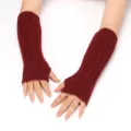 Gros plan gants sans doigts tricotés rouge vin, chauffe-bras d'hiver chauds torsadés. - Taille Unique Adulte / Bordeaux