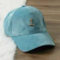 Cappello da baseball in velluto blu con catenella chic e anello sulla tesa per uno stile quotidiano. - Regolabile / Blu