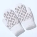Dettaglio di soffici guanti invernali in maglia jacquard con spessa fodera in pile caldi. - Taglia Unica / Bianco