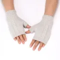 Primo piano di guanti lavorati a maglia grigi senza dita con morbida trama invernale. - Lunghezza 17cm / Grigio