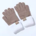 Gedetailleerd close-up uitzicht op gebreide winterhandschoenen voor dames met pluche boorden. - Eén maat / camel