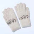 Primo piano dettagliato di guanti invernali lavorati a maglia con motivo a foglie marroni. - Taglia Unica / Beige Cammello