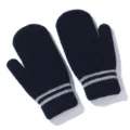 Primo piano dettagliato di mitten invernali in maglia blu scuro con doppie strisce argentate. - Ragazzi / Blu Notte