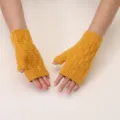 Vista dettagliata di guanti lavorati a maglia gialli senza dita, lana calda invernale - Taglia Unica / Giallo