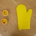 Yellow silicone oven mitt for baking, heat resistant kitchen glove with anti slip textured surface. - Single Piece / Yellow