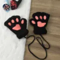 Guanti invernali in peluche nero con zampe di gatto senza dita, cuscinetti rosa e comodo cordino. - Adulto / Nero