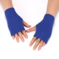 Detailansicht von warmen Strick-Fingerlosen Handschuhen mit weicher blauer Textur. - 16CM Lang / Blau