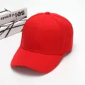 Classico berretto da baseball rosso per uomo e donna, cappello da sole casual in tinta. - Regolabile / Rosso