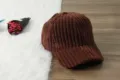 Dettaglio berretto da baseball in velluto a coste marrone, cappello caldo autunno inverno. - Regolabile / Caffè