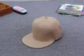 Vista dettagliata di un berretto da baseball kaki a tesa piatta, stile hip-hop casual. - Regolabile 54-58CM / Kaki