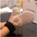 Guanti invernali da donna carini in maglia con pon pon di peluche caldi e spessi per freddo - Cammello