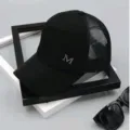 Berretto da baseball in rete nera con lettera M in metallo, cappello estivo da donna. - Con Rete / Nero