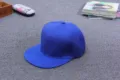 Einfarbige blaue flache Krempe Baseball Cap Hip Hop Hut lässige Streetwear Sonnenblende Detail. - Verstellbar 54-58CM / Royalblau