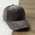 Casquette de baseball en velours gris foncé, chapeau chaud d'hiver uni à visière courbée. - Gris foncé