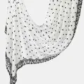 Vue détaillée du long foulard blanc avec des pois noirs classiques et un élégant bord en dentelle. - YW625-02