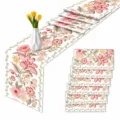 Nahaufnahme des floral bestickten Tischläufers und passender Tischsets mit eleganten rosa Blumen. - ZC100