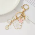Hübscher Blumen Metall Schlüsselanhänger und Taschenanhänger mit Buchstaben und Perle. - Schlüsselanhänger 011-2