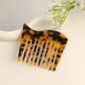 Vista dettagliata del pettine per capelli in acetato tartarugato con denti larghi. - Tortoiseshell