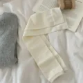 Comfortabele gebreide over-the-knee beenwarmers in gebroken wit, zachte wintersokken voor dames. - Platte Beenwarmers / crème