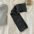 Donkergrijze verdikte gebreide overknee beenwarmers voor dames, warme gezellige winter beenmode. - Platte Beenwarmers / donkergrijs