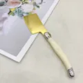 Cuchillo de mantequilla dorado con mango crema, elegante esparcidor de queso para el desayuno. - Machete / Blanco