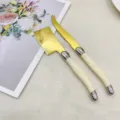 Juego de cuchillos para mantequilla y queso de acero inoxidable dorado con mango marfil. - Juego de Cuchillos para Queso / Blanco