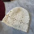 Bonnet slouchy en tricot creux beige, casquette légère vintage crochetée à la main pour femmes. - Blanc