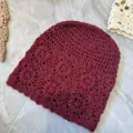 Bonnet slouchy au crochet fait main en rouge foncé, style rétro ajouré, chapeau femme décontracté. - Rouge