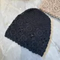 Bonnet crocheté noir fait main pour femmes, style rétro ajouré slouchy bonnet chic. - Noir