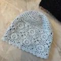 Bonnet crocheté fait main style rétro creux léger gris clair pour femme chic - Bleu clair