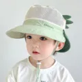 Detail chapeau soleil enfant, tissu respirant avec motifs dinosaure et mentonnière réglable. - Vert