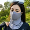 Vue détaillée du masque facial de protection solaire gris foncé, facekini respirant en soie. - Gris Foncé