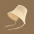 Vue rapprochée du chapeau de soleil en paille d'été, texture artisanale délicate et large bord. - Beige