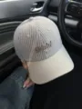 Gros plan détaillé d'une casquette de baseball rayée élégante avec broderie Shhh et visière. - Kaki
