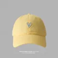 Casquette de baseball jaune avec broderie de cœur bleu, chapeau de soleil doux et décontracté. - Jaune Oie Pâle