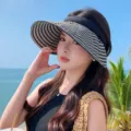 Chapeau de soleil rayé à large bord, visière anti-UV ouverte, pliable pour femmes d'été. - Taille unique / Noir
