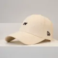 Casquette de baseball beige brodée avec visière courbée, chapeau unisexe stylé pour le loisir. - Blanc (N)