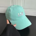 Casquette de baseball vert menthe avec broderie de fleurs mignonnes et lettrage d'été. - Vert clair