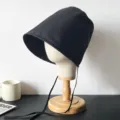 Chapeau de soleil noir avec large bord et jugulaire, parfait pour l'exterieur en ete. - Noir