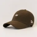 Braune Baseballkappe mit weißer N-Stickerei und fester Krone für Damen und Herren im Alltag. - Kaffee