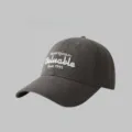 Casquette baseball gris foncé classique avec broderie blanche pour hommes et femmes. - Réglable / Gris